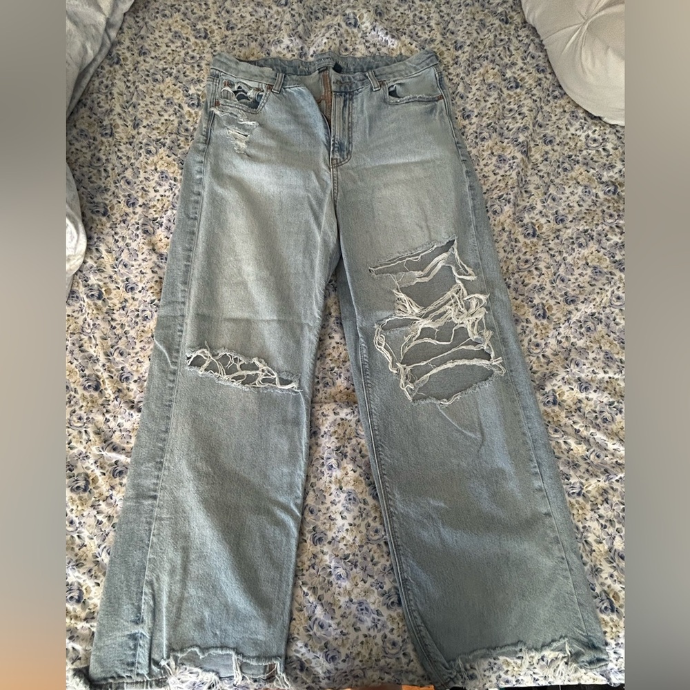 American Eagle Wide Legged size 12 distressed jeans baggy